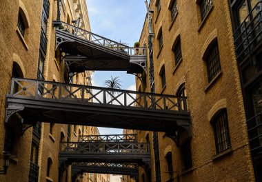 Londra, İngiltere 'den Shad Thames. Tarihsel Shad Thames köprülerin ve kaldırımların yenilenmesiyle bilinen eski bir kaldırım kenarı. Bu eski cadde Bermondsey 'de Tower Bridge ve London Bridge yakınlarında..