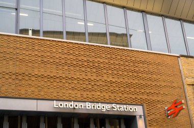 Londra, İngiltere 'deki Londra Köprü İstasyonu. Tooley Caddesi 'ndeki Londra Köprüsü İstasyonu girişi. İstasyonun adı ve ulusal demiryolu logosu görünür..