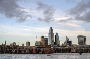 İngiltere 'deki Londra şehri. Thames Nehri üzerinden Londra şehrine manzara manzarası. Londra, İngiltere 'de gökdelenleri, dramatik bulutları ve nehri olan bir şehir..