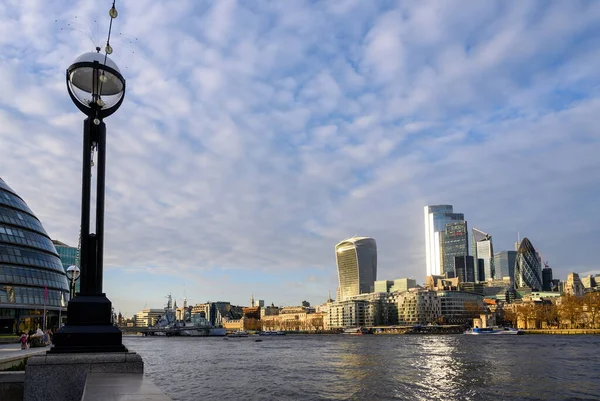 Місто Лондон Велика Британія Переглянути Темзу Місто Лондон Скайскрепери Відбивають — стокове фото