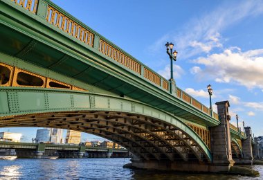 İngiltere, Londra 'daki Southwark Köprüsü ve Thames Nehri güney kıyısına ve Southwark' a bakıyor. Arkasında Cannon Caddesi İstasyonu 'na giden tren köprüsü ve Londra Köprüsü bölgesinde binalar var. Londra 2020.