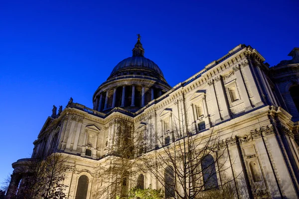イギリスのロンドンにある聖パウロ大聖堂 大聖堂の南東から撮影された聖パウロの夕景 ライトアップされた建物と澄んだ青空 — ストック写真
