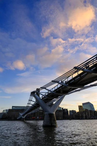 Millennium Bridge Londres Reino Unido Cruza Río Támesis Hasta Galería —  Fotos de Stock