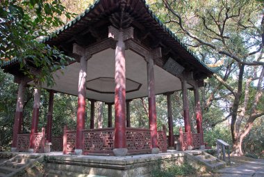 Hangzhou, Zhejiang, Çin 'deki Batı Gölü (Xi Hu) yakınlarındaki Gushan Tepesi' ndeki Sizhao Pavyonu. Batı Gölü, Hangzhou 'da popüler bir turistik manzaradır. Çince karakterler Si Zhao Pavilion olarak tercüme edilir..