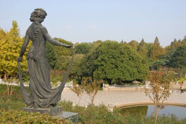 Hangzhou 'daki Hangzhou Çocuk Yuvası, Zhejiang Eyaleti, Çin. Çocuk odası Batı Gölü 'ne yakındır ve çiçekler, bitkiler ve su özellikleri vardır. Hangzhou Çin 'in en güzel şehirlerinden biridir..