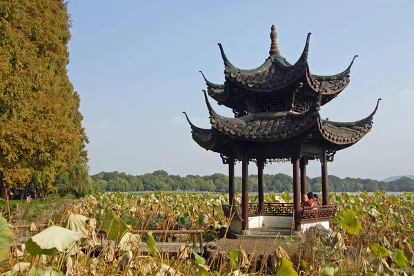 浙江省杭州的西湖 杭州西湖边张伯楼餐厅的一个亭子 西湖是中国杭州的一个联合国教科文组织旅游景点 — 图库照片