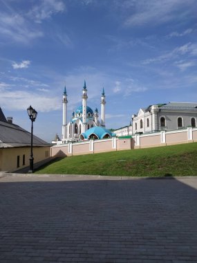 Camiye bakan avlu. Kazan Kremlin 'de.