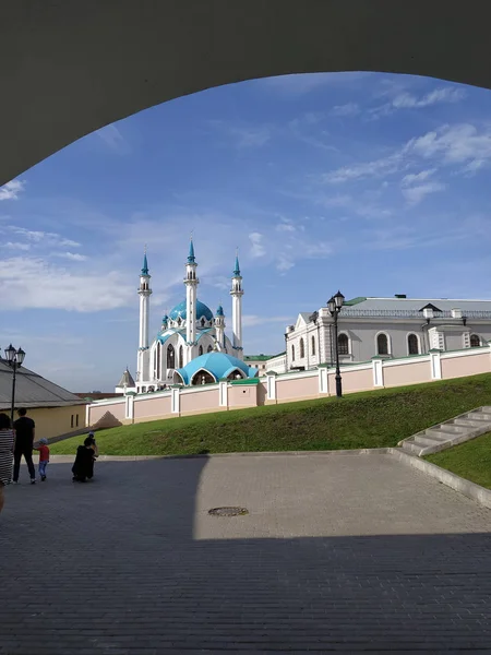Camiye bakan avlu. Kazan Kremlin 'de.