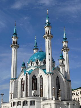 Mavi kubbeli beyaz cami. Kazan Kremlin 'de.