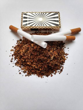 Bir demet tütün. Beyaz bir kağıtta.