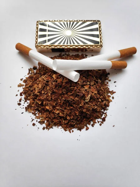 Bir demet tütün. Beyaz bir kağıtta.