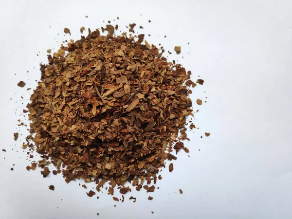 Bir demet tütün. Beyaz bir kağıtta.