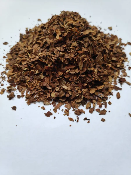 Bir demet tütün. Beyaz bir kağıtta.