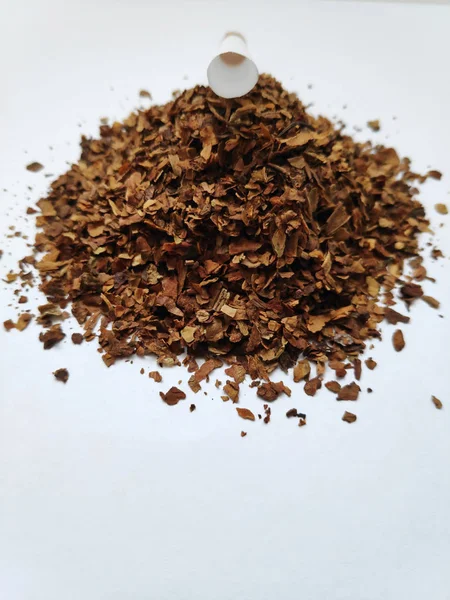 Bir demet tütün. Beyaz bir kağıtta.