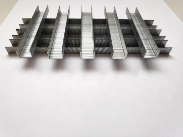 Demir zımbalar. Gri bir arkaplanda.