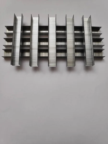 Demir zımbalar. Gri bir arkaplanda.