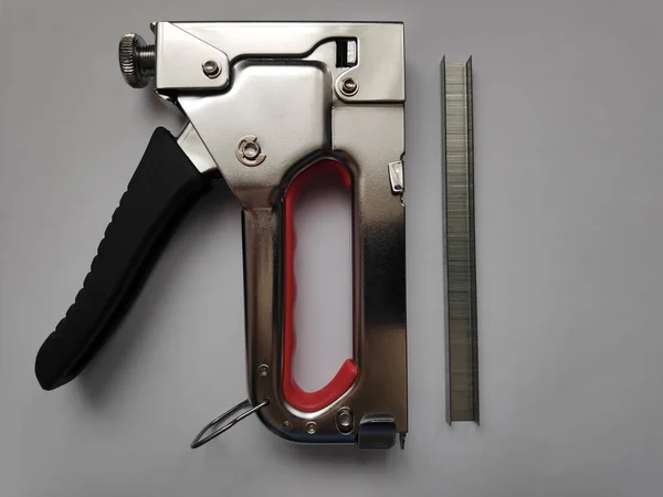 Zımba ve zımba. Gri bir arkaplanda.