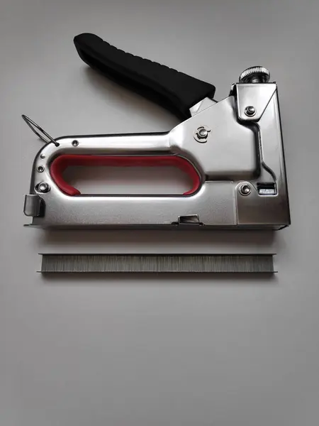 Zımba ve zımba. Gri bir arkaplanda.