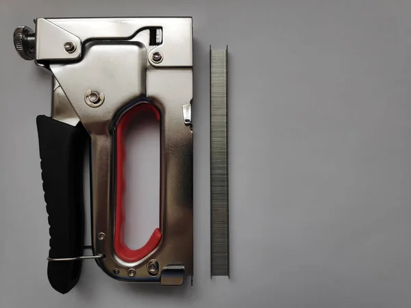 Zımba ve zımba. Gri bir arkaplanda.