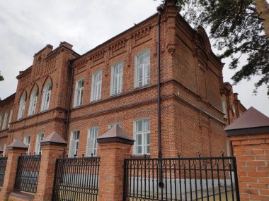 Kırmızı tuğla bina. Sviyazhsk adasında.