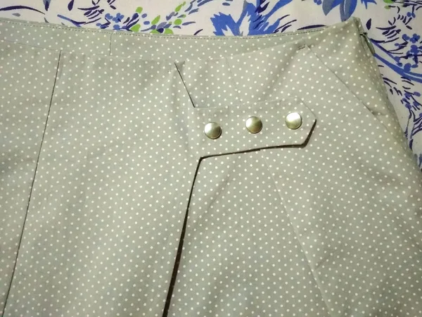 Perçinli kadın eteği. Gri benekli kumaştan.