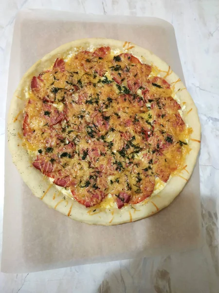 Ev yapımı pizza. Mermer masanın üzerinde..