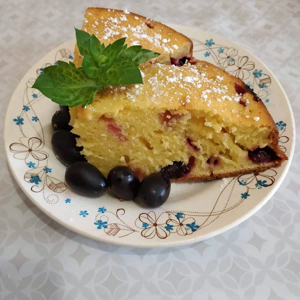 Charlotte Cupcake. Zeytin ve naneli beyaz bir tabakta.