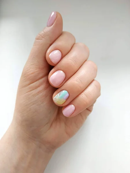 Manikürlü bir kadın eli. İnci kokulu oje..