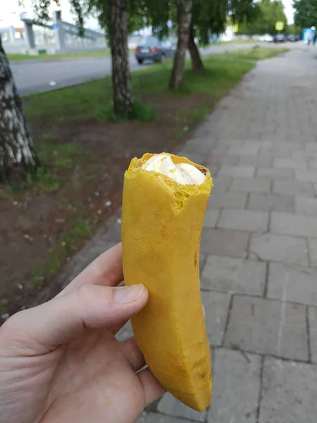 Морозиво Формі Банана Руці — стокове фото