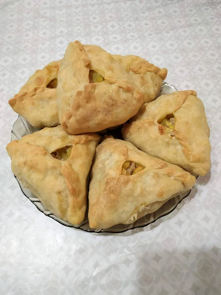 Tortas Triangulares Com Carne Batatas Uma Placa Vidro — Fotografia de Stock