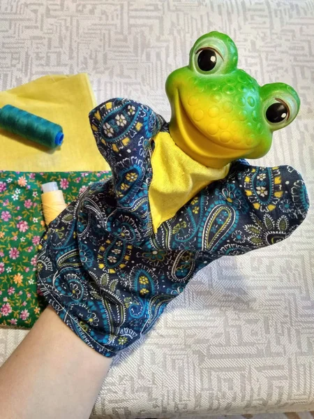 Kauçuk kafalı kumaş bir kurbağa. Kukla oyunu için..