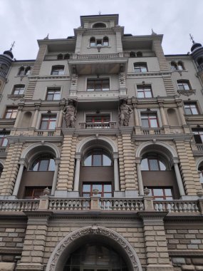 Heykelleri olan tuğla bina. Kazan şehri..