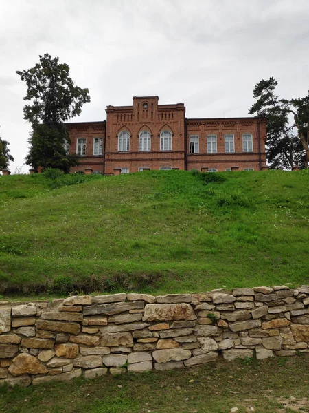 Kırmızı tuğla bina. Sviyazhsk adasında.