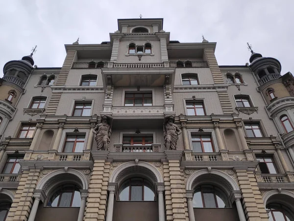 Heykelleri olan tuğla bina. Kazan şehri..