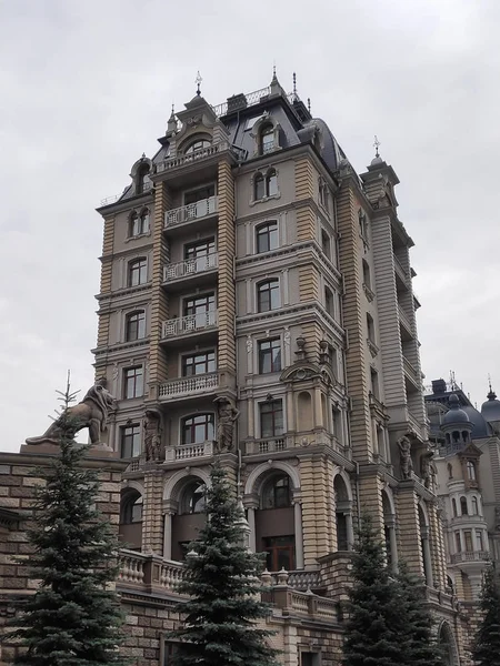 Heykelleri olan tuğla bina. Kazan şehri..