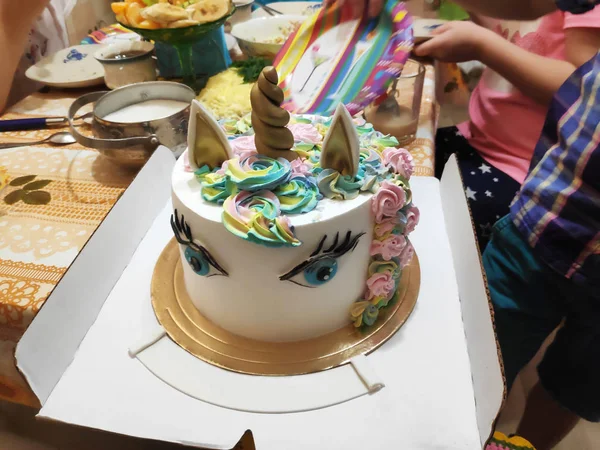 Tek boynuzlu at keki. Beyaz bir kartonda.