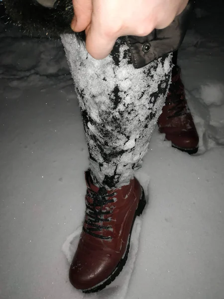 Bağcıklı kışlık bordo botlar. Karda.