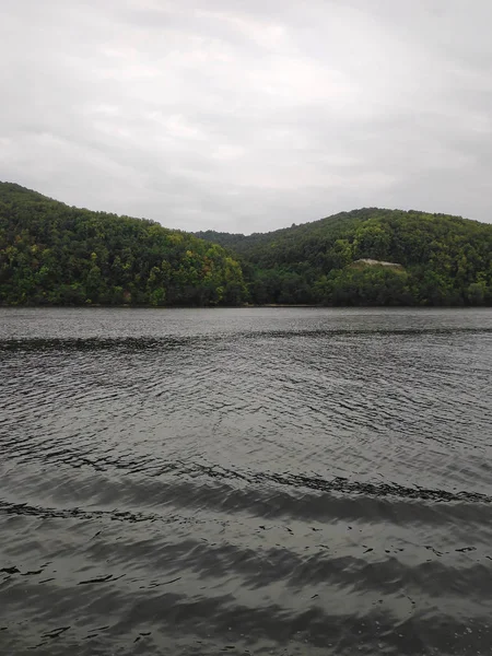 Nehir ve ada. Suyun üzerinde yürü.