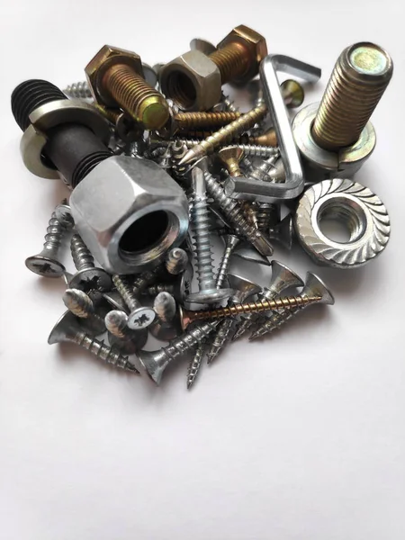 Sürgüler ve vidalar. Beyaz arkaplanda.