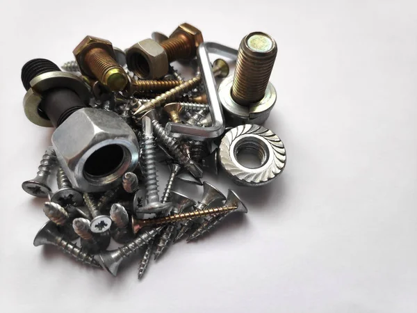 Sürgüler ve vidalar. Beyaz arkaplanda.