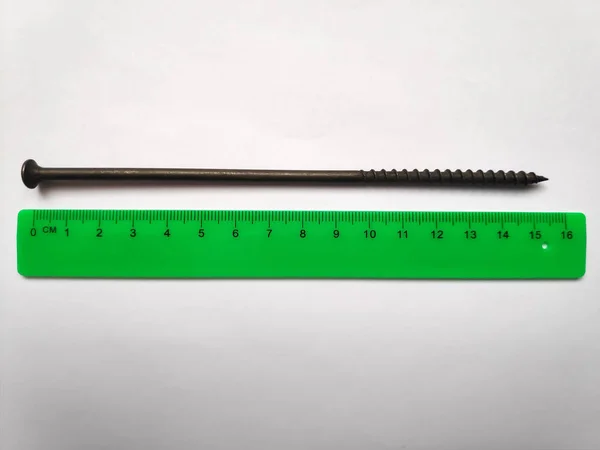 Demir vida. Beyaz arkaplanda.