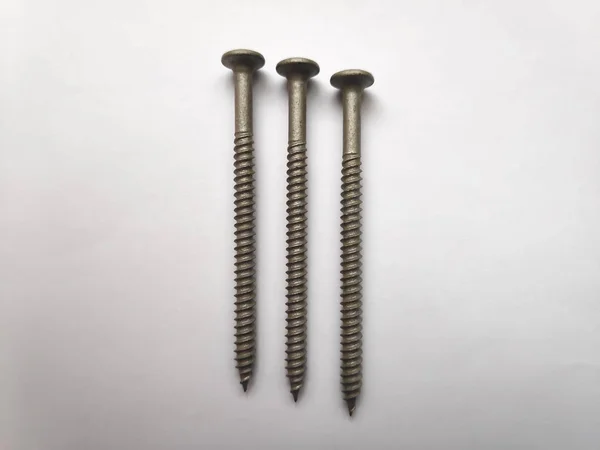 Demir vidalar. Beyaz arkaplanda.