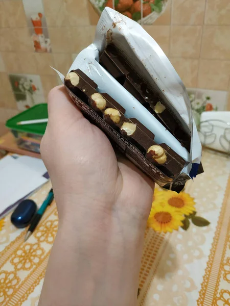 Mörk Choklad Med Nötter Handen — Stockfoto