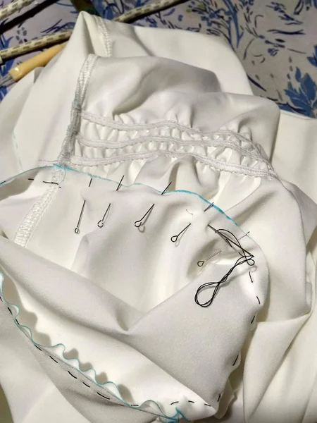 İğneli beyaz kumaş. Elbise için boş.