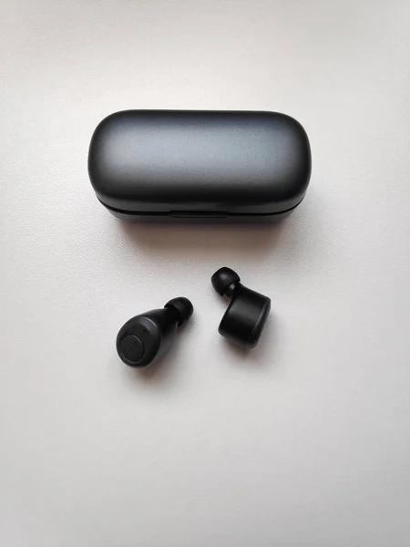 Çantalı bluetooth kulaklıklar. Beyaz arkaplanda.