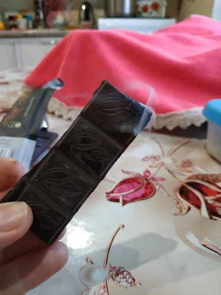 Спалений Шоколад Димом Жіночій Руці — стокове фото