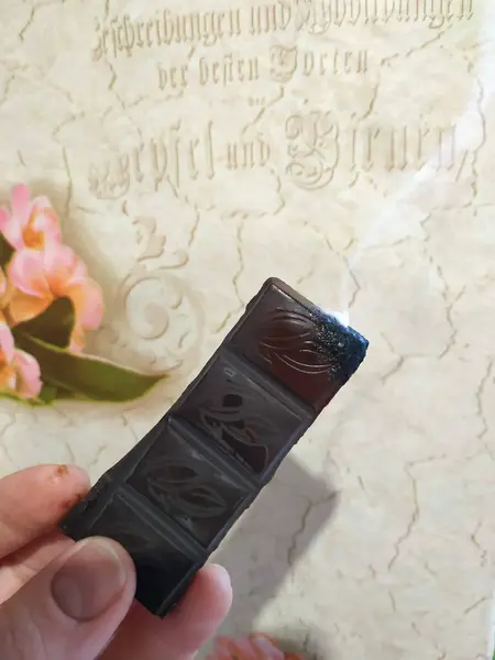 Chocolat Brûlé Fumée Dans Une Main Féminine — Photo