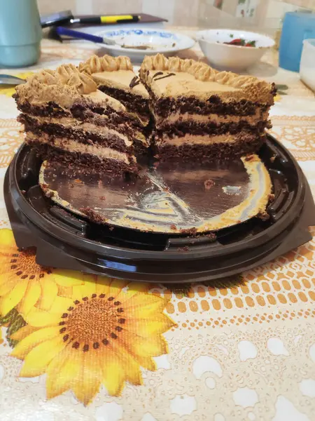 Yoğunlaştırılmış sütle çikolatalı kek. Parlak kartonda.