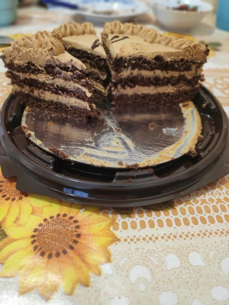 Yoğunlaştırılmış sütle çikolatalı kek. Parlak kartonda.