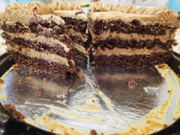 Yoğunlaştırılmış sütle çikolatalı kek. Parlak kartonda.